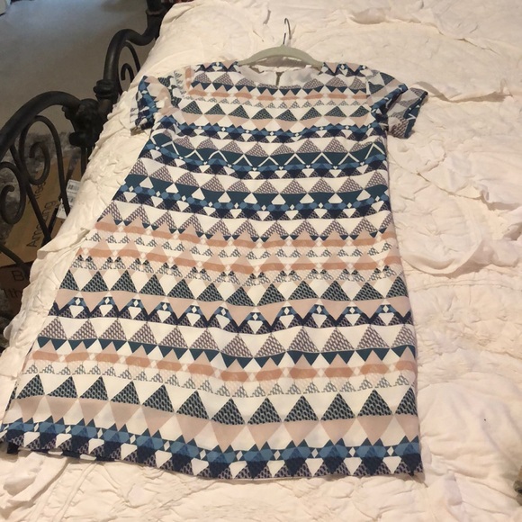 Dresss - Picture 1 of 4